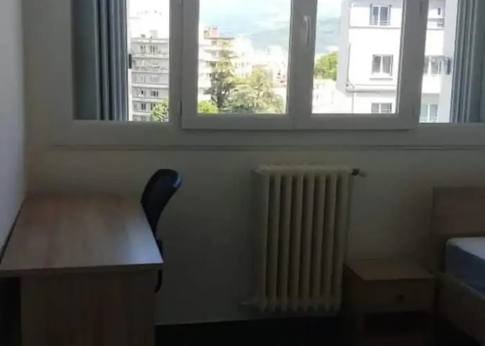 One Bedroom In A Shared With Mountain View גרנובל